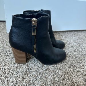 Apt. 9 black faux leather bootie w/ block heel (size 6.5)